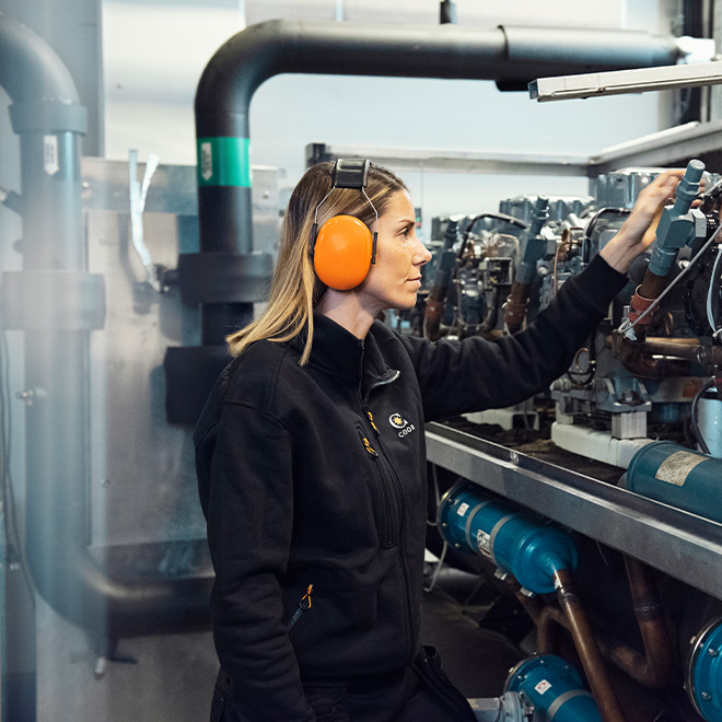 Kvinnlig medarbetare i maskinrum | Coor
